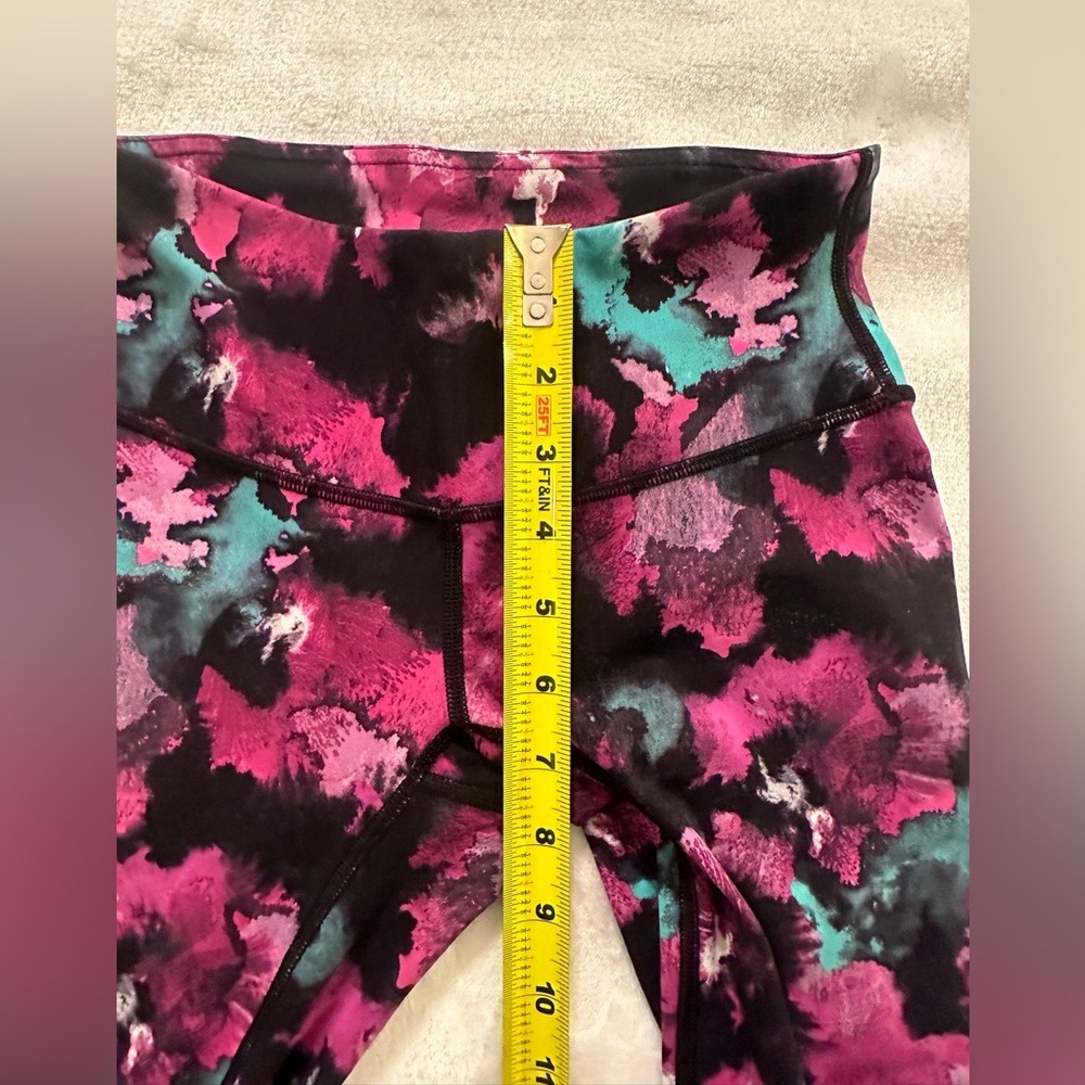 Lululemon size 2 pink capri leggings. Excellent condition - Picture 3 of 7